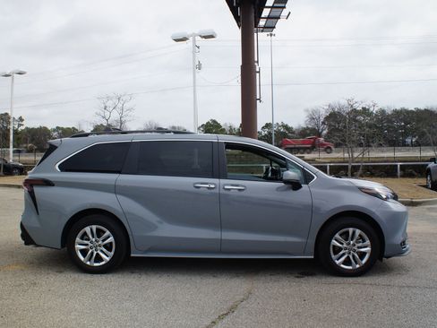 Used 2023 Toyota Sienna XLE Woodland Edition image 24