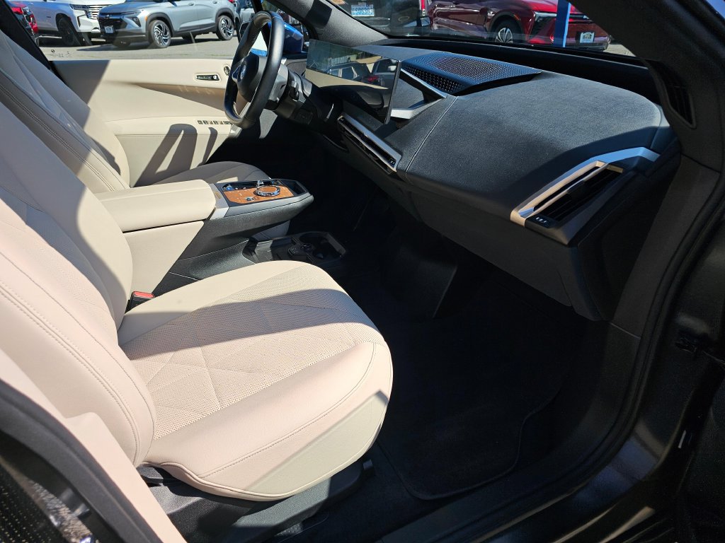 Used 2023 BMW iX xDrive50 w/ Premium Package AWD/4WD image 13