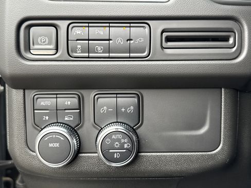 Used 2022 GMC Yukon XL SLT w/ SLT Luxury Package image 19