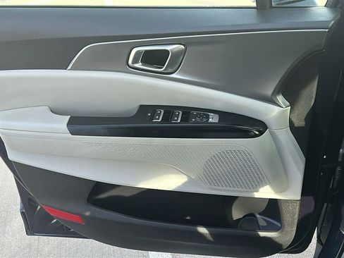 Used 2024 Kia Carnival LX image 19