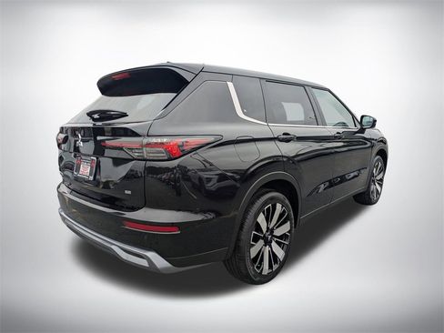 New 2025 Mitsubishi Outlander SE image 3