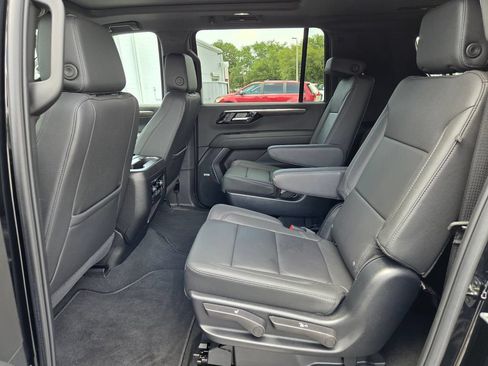 Used 2025 Chevrolet Suburban Z71 w/ Z71 Off-Road Package AWD/4WD image 15