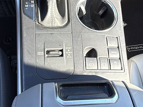 Used 2023 Toyota Highlander XLE image 10