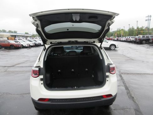 Used 2017 Jeep Compass Latitude w/ Cold Weather Group AWD/4WD image 8