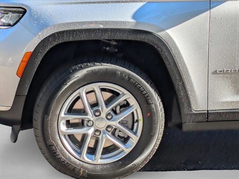 New 2025 Jeep Grand Cherokee L Laredo image 10