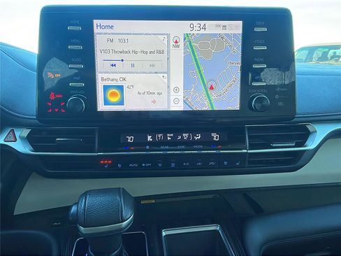 Used 2021 Toyota Sienna Limited image 24