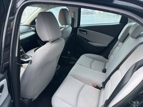 Used 2019 Toyota Yaris L image 6