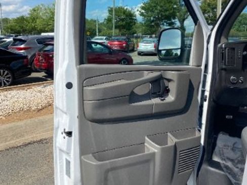 Used 2014 Chevrolet Express 2500 RWD image 13