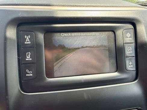 Used 2018 Jeep Cherokee Latitude w/ Cold Weather Group FWD image 8