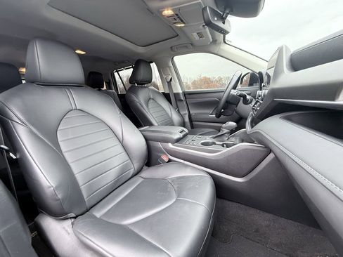 Used 2024 Toyota Highlander XLE image 33