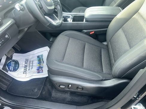 Used 2025 Chevrolet Traverse LT image 12