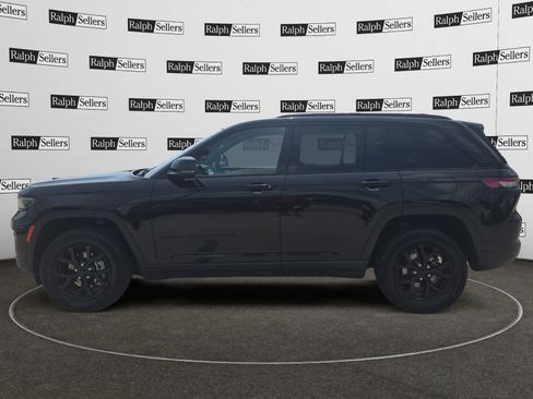 Used 2025 Jeep Grand Cherokee Altitude AWD/4WD image 3