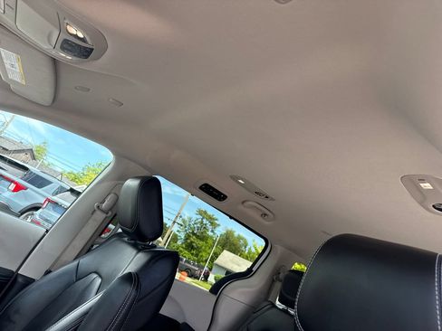 Used 2023 Chrysler Pacifica Touring-L FWD image 28