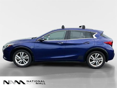 Used 2017 INFINITI QX30 Premium image 2