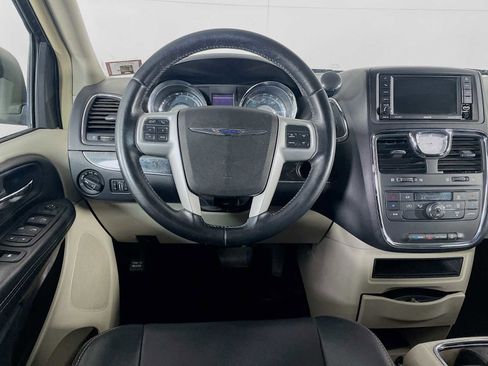 Used 2015 Chrysler Town & Country Touring image 19
