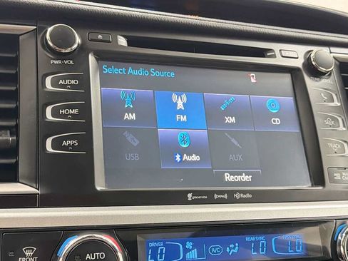 Used 2017 Toyota Highlander XLE AWD/4WD image 18