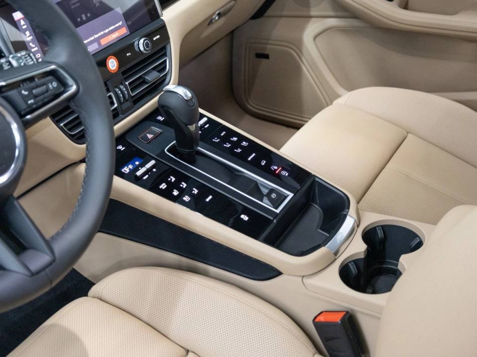 Certified 2026 Porsche Macan AWD/4WD image 15