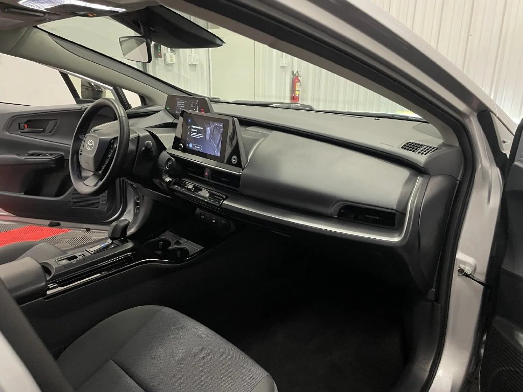Used 2025 Toyota Prius LE FWD image 43