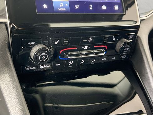 Used 2023 Jeep Grand Cherokee Laredo w/ Luxury Tech Group I image 15