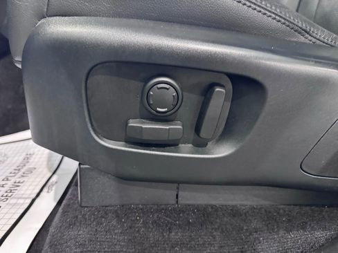 Used 2020 Land Rover Discovery Landmark image 11