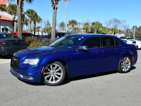 Used 2019 Chrysler 300 Touring w/ Chrome Appearance Package image 3