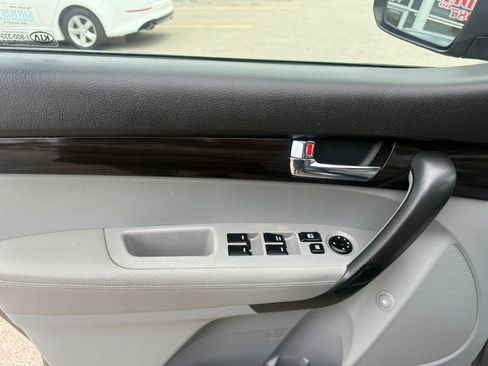 Used 2011 Kia Sorento LX w/ Convenience Pkg image 9