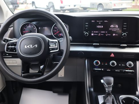 Used 2023 Kia Carnival LX FWD image 11
