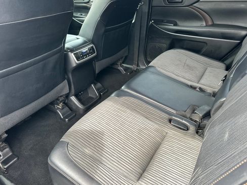 Certified 2019 Toyota Highlander Plus FWD image 12