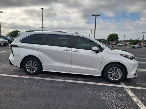 Used 2024 Toyota Sienna XLE w/ XLE Plus Package FWD image 8