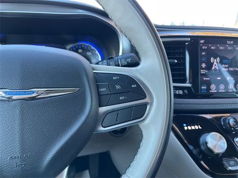 Used 2019 Chrysler Pacifica Limited image 29