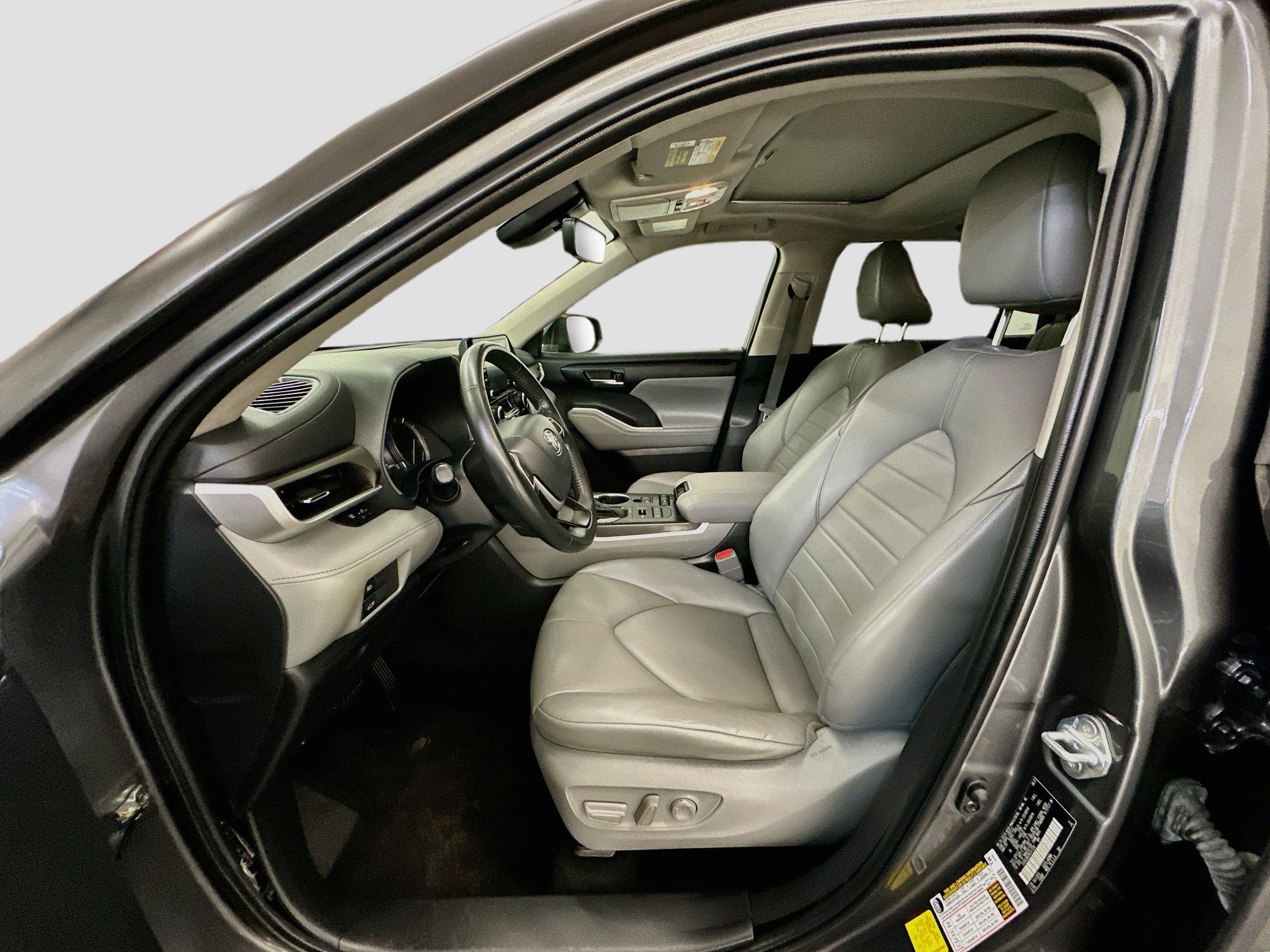 Used 2022 Toyota Highlander XLE AWD/4WD image 13