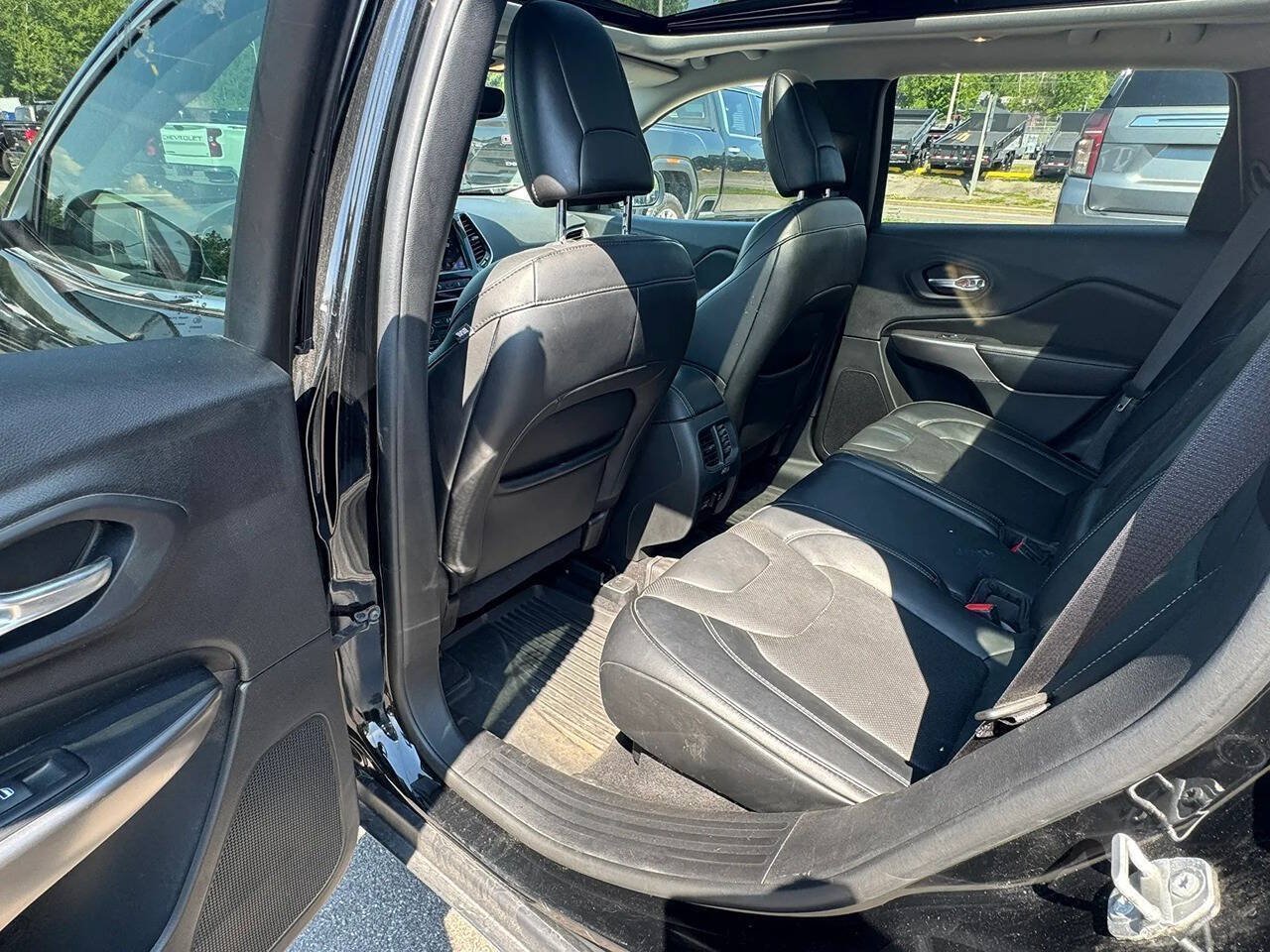 Used 2021 Jeep Cherokee Limited w/ Mopar Interior Package AWD/4WD image 11