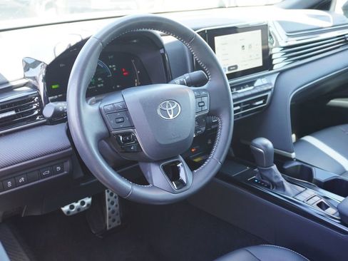 Used 2025 Toyota Camry SE image 7