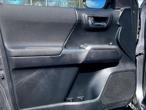 Used 2017 Toyota Tacoma TRD Sport w/ Tow Package image 9