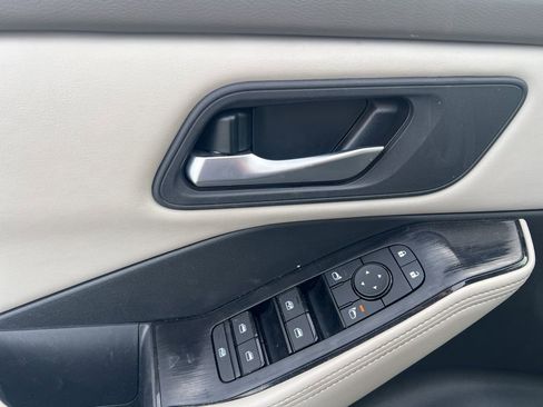 Used 2025 Nissan Rogue SV image 9