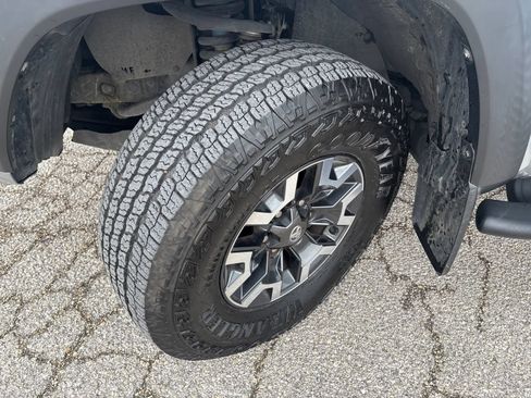 Used 2022 Toyota Tacoma TRD Off-Road AWD/4WD image 30