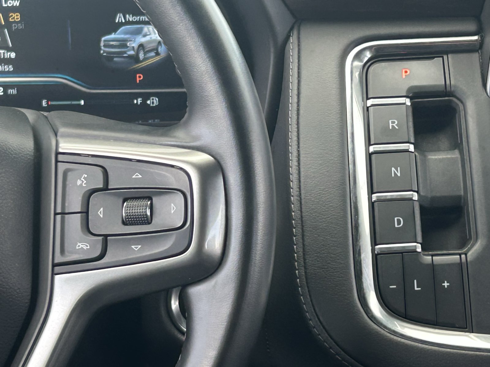 Used 2024 Chevrolet Suburban LT RWD image 26