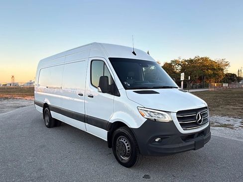 Used 2023 Mercedes-Benz Sprinter 4500 image 7