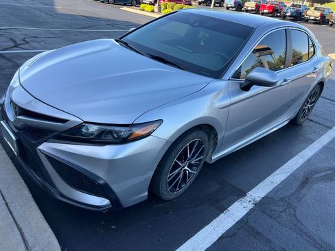 Used 2021 Toyota Camry SE image 3