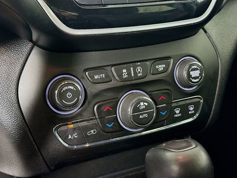 Used 2019 Jeep Cherokee Limited AWD/4WD image 17