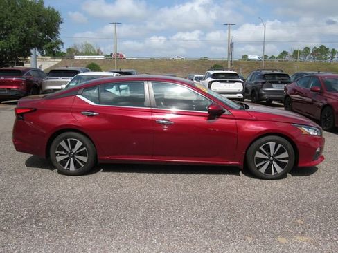 Used 2021 Nissan Altima 2.5 SV image 2