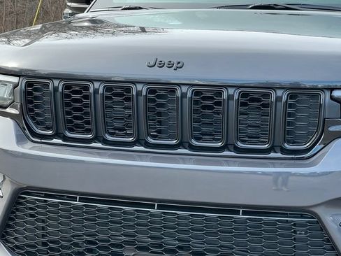 Used 2025 Jeep Grand Cherokee Limited w/ Black Appearance Package AWD/4WD image 43