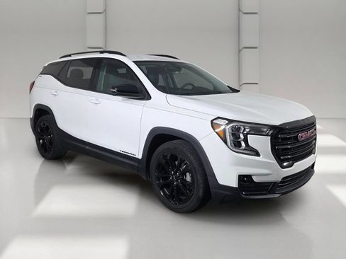 Used 2022 GMC Terrain SLT w/ Elevation Edition FWD image 2
