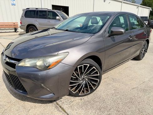 Used 2017 Toyota Camry SE FWD image 1