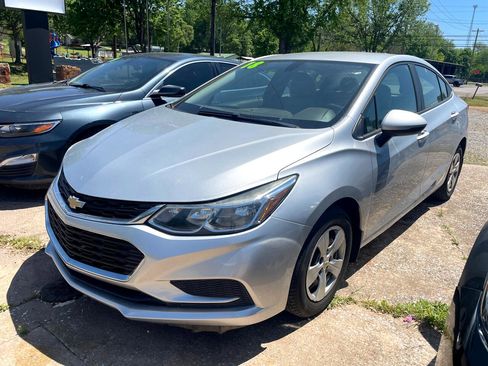 Used 2018 Chevrolet Cruze LS image 2