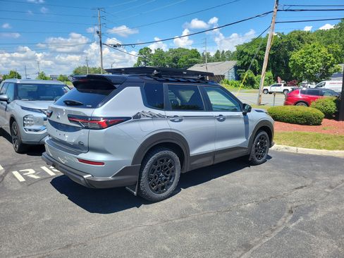 New 2026 Mitsubishi Outlander AWD image 3