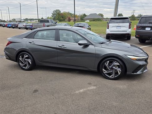 Used 2024 Hyundai Elantra Limited image 3