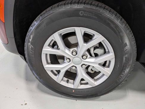 Used 2022 Jeep Grand Cherokee Limited image 3