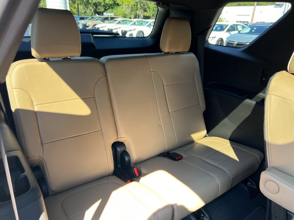 Used 2023 Chevrolet Traverse Premier FWD image 25
