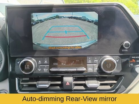 Used 2023 Toyota Highlander XLE AWD/4WD image 16